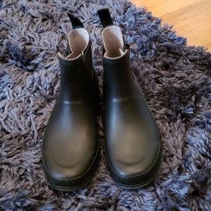 Black pull on ankle rain boots. Tretorn